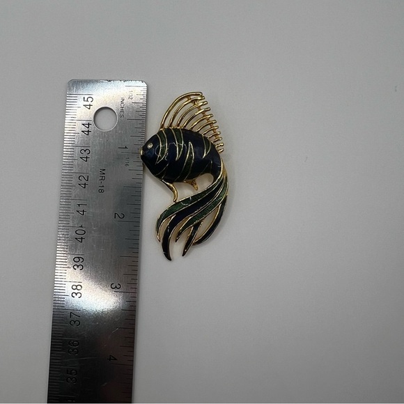 Gold Tone Enamel And Rhinestone Beta Fish Brooch - Picture 2 of 2